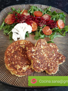 Una foto de Hamburguesa vegetariana de coliflor con ensalada de la huerta