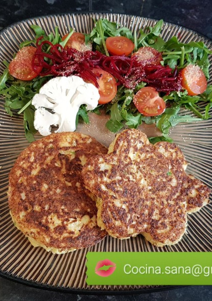 Una foto de Hamburguesa vegetariana de coliflor con ensalada de la huerta