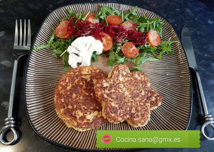 Hamburguesa vegetariana de coliflor con ensalada de la huerta