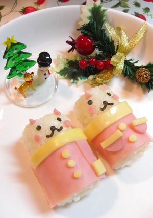 A picture of Santa Barrel Cats Character Bento.