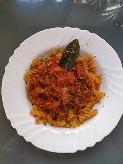 Una foto de Macarrones de lentejas con salsa de puerro, berenjena y anchoas