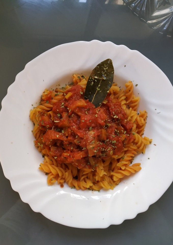 Una foto de Macarrones de lentejas con salsa de puerro, berenjena y anchoas