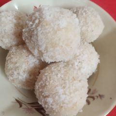 A picture of Coconut ladoo.