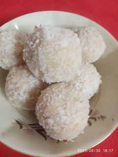 A picture of Coconut ladoo.