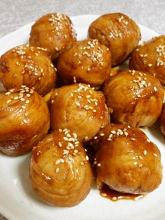 A picture of Everybody's Favourite Roly Poly Meat-Wrapped Onigiri Rice Balls.