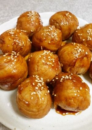 A picture of Everybody's Favourite Roly Poly Meat-Wrapped Onigiri Rice Balls.