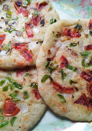 रवा उत्तपम (Semolina Uttapam Recipe In Hindi) रेसिपी मुख्य फोटो
