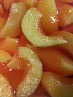 A picture of Sonia's Jello and peaches.