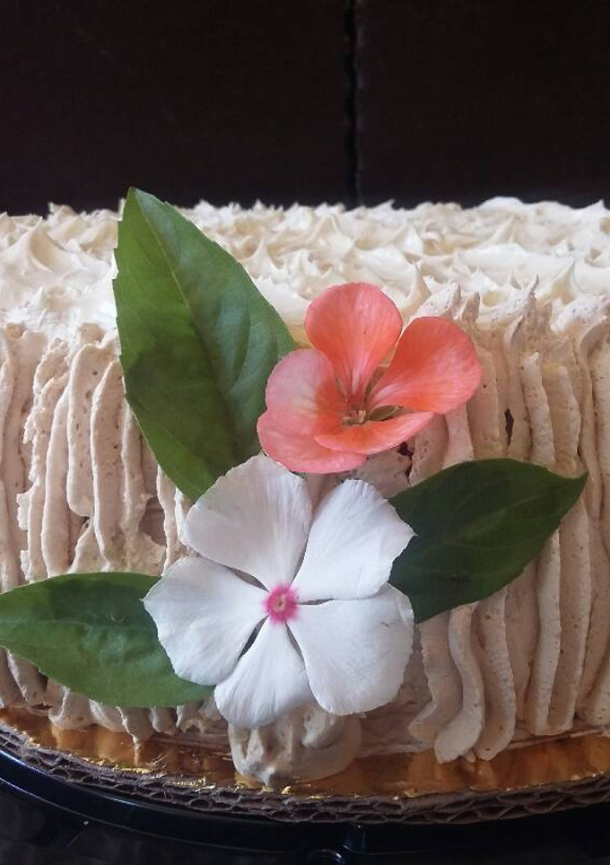 Una foto de Pastel de café húmedo, con relleno de queso crema y betún de café