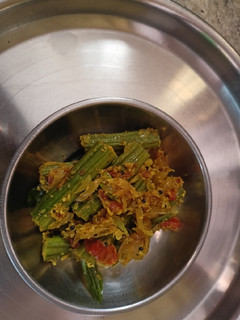 முருங்கைக்காய் பொரியல்(drumstick poriyal recipe in tamil) செய்முறை முக்கிய புகைப்படம்