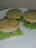 Arepas rellenas de pollo y vegetales