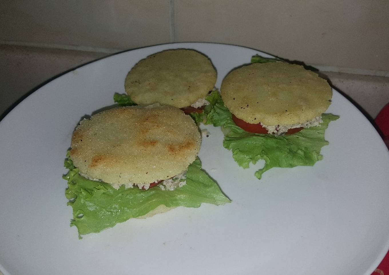 Arepas rellenas de pollo y vegetales