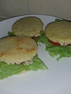 Una foto de Arepas rellenas de pollo y vegetales