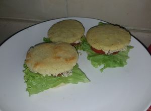 Una foto de Arepas rellenas de pollo y vegetales