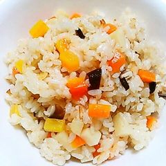 A picture of Chinese Mixed Rice with Chicken Broth.