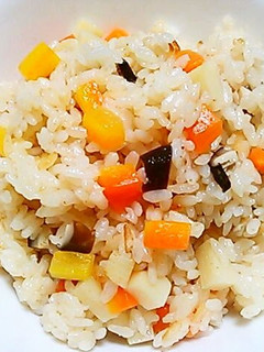 A picture of Chinese Mixed Rice with Chicken Broth.