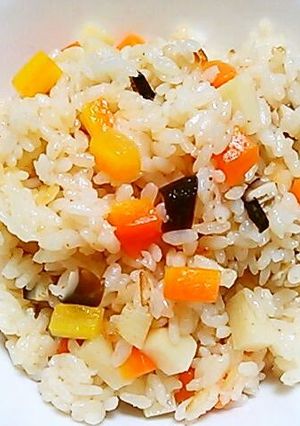 A picture of Chinese Mixed Rice with Chicken Broth.