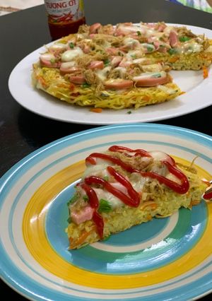 Hình của món Pizza mì xúc xích chà bông.