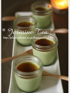 A picture of Matcha Pudding with Green Tea.