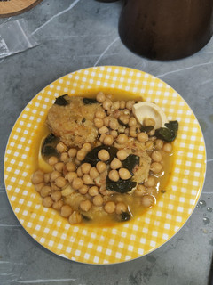 Una foto de Potaje de garbanzos bacalao y espinacas