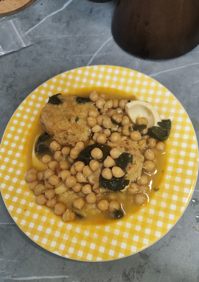 Una foto de Potaje de garbanzos bacalao y espinacas