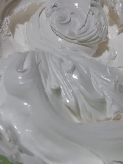 Una foto de Merengue suizo con batidora eléctrica de mano