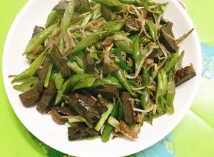 Hình của món Lòng mề gà xào giá đỗ và đậu que.