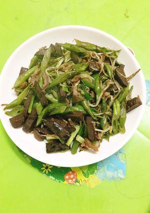 Hình của món Lòng mề gà xào giá đỗ và đậu que.