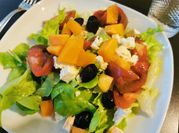 Une photo de salade avec melon feta
