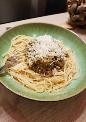 A picture of Spaghetti with pesto and sardine.