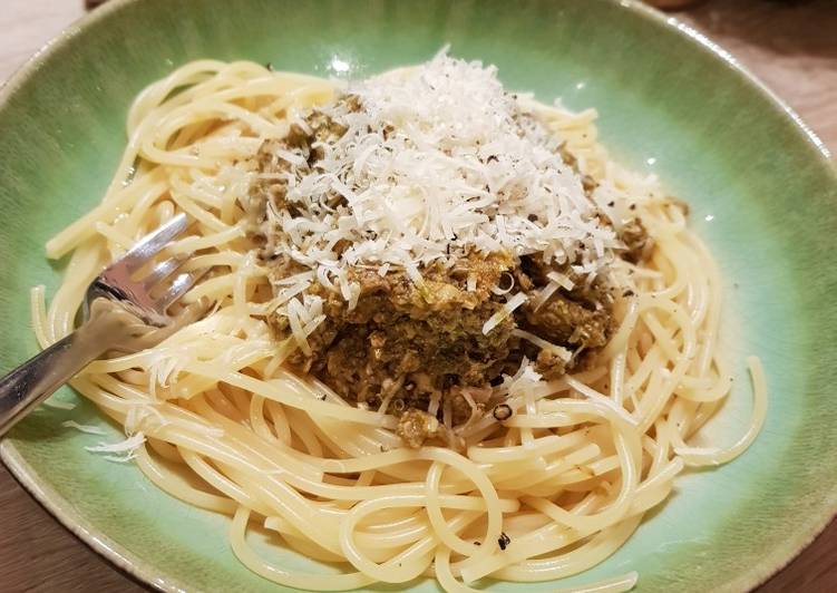 Spaghetti with pesto and sardine