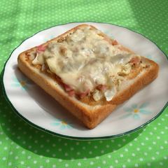 A picture of Yakisoba Flavored Toast.