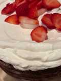 Bolo de Chocolate com Chantilly e Morangos