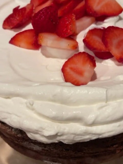 Foto de Bolo de Chocolate com Chantilly e Morangos