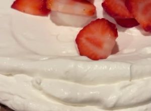 Foto de Bolo de Chocolate com Chantilly e Morangos