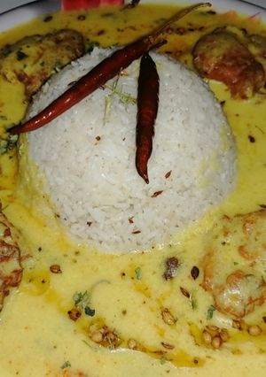 A picture of Kadhi pakora.