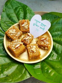 নলেন গুড়ের সুজির বরফি রেসিপির প্রধান ছবি