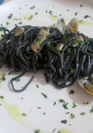 Foto di Tagliolini neri alle vongole