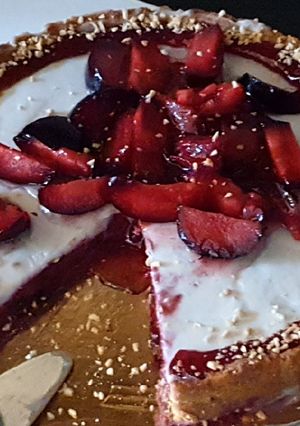 Foto di Crostata di prugne, lamponi e panna cotta al cocco