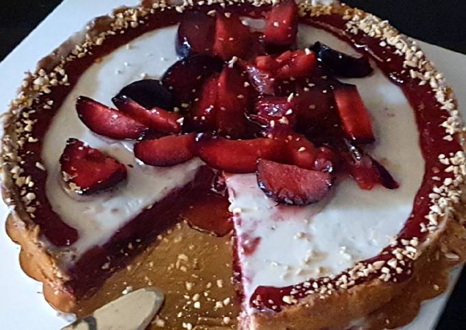 Crostata di prugne, lamponi e panna cotta al cocco