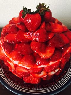 صورة لوصفة كيك الشوكليت بالفراولة🍓