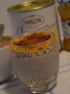 Una foto de Queso fresco con avena y mermelada de melocotón