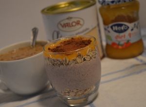 Foto principal de Queso fresco con avena y mermelada de melocotón