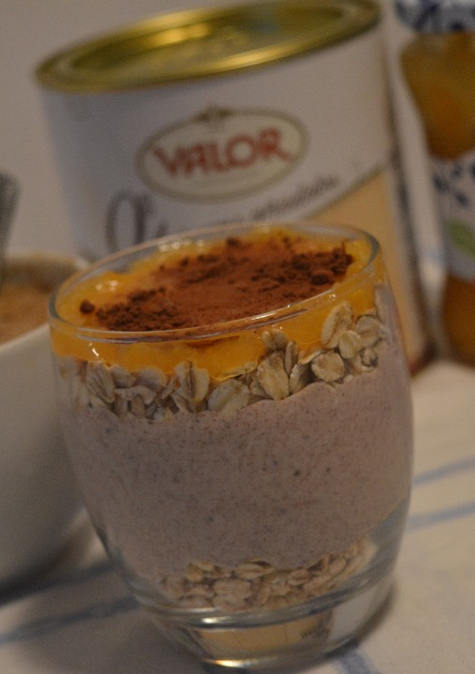 Una foto de Queso fresco con avena y mermelada de melocotón