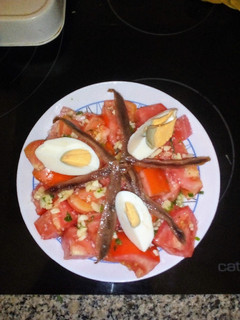 Una foto de Tomatito de la huerta con anchoas y huevo duro