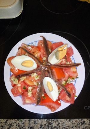 Una foto de Tomatito de la huerta con anchoas y huevo duro