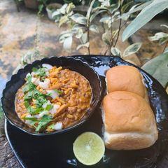 A picture of Misal Pav.