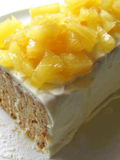 A picture of Granita Biscuits & Cream Cheese Log Cake.