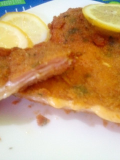 Una foto de Milanesa jamón y queso sándwich y queso muzarella