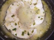 Una foto de congrio en salsa verde